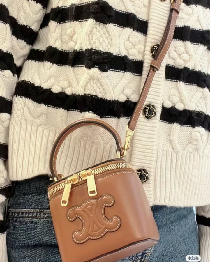 1:1 Replica Celine bag A strong visual three-dimensional effect is built in a reasonable square circle. The — 1:1 Replica — photo 2