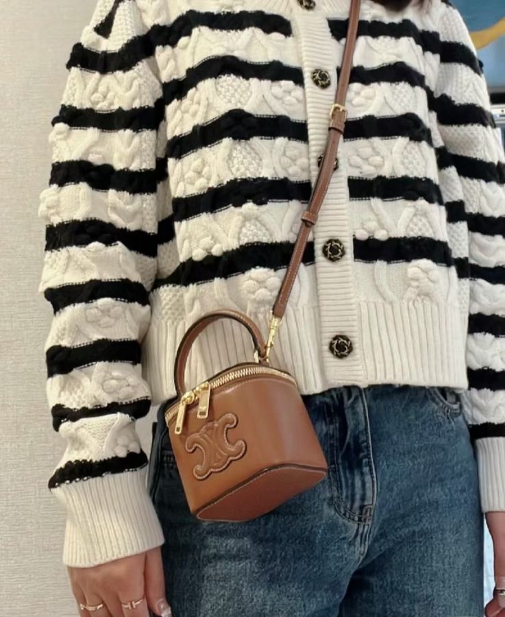 1:1 Replica Celine bag A strong visual three-dimensional effect is built in a reasonable square circle. The — 1:1 Replica — photo 3