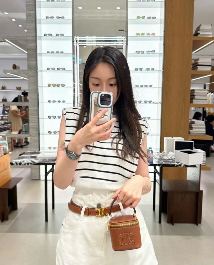 1:1 Replica Celine bag A strong visual three-dimensional effect is built in a reasonable square circle. The — 1:1 Replica — photo 4