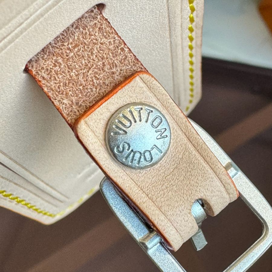 1:1 Replica suitcase Hardware details — AAA Quality Replica — photo 5