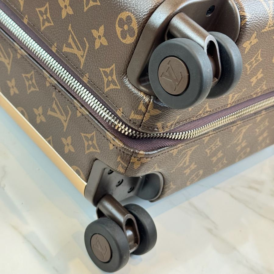 1:1 Replica suitcase Hardware details — AAA Quality Replica — photo 3