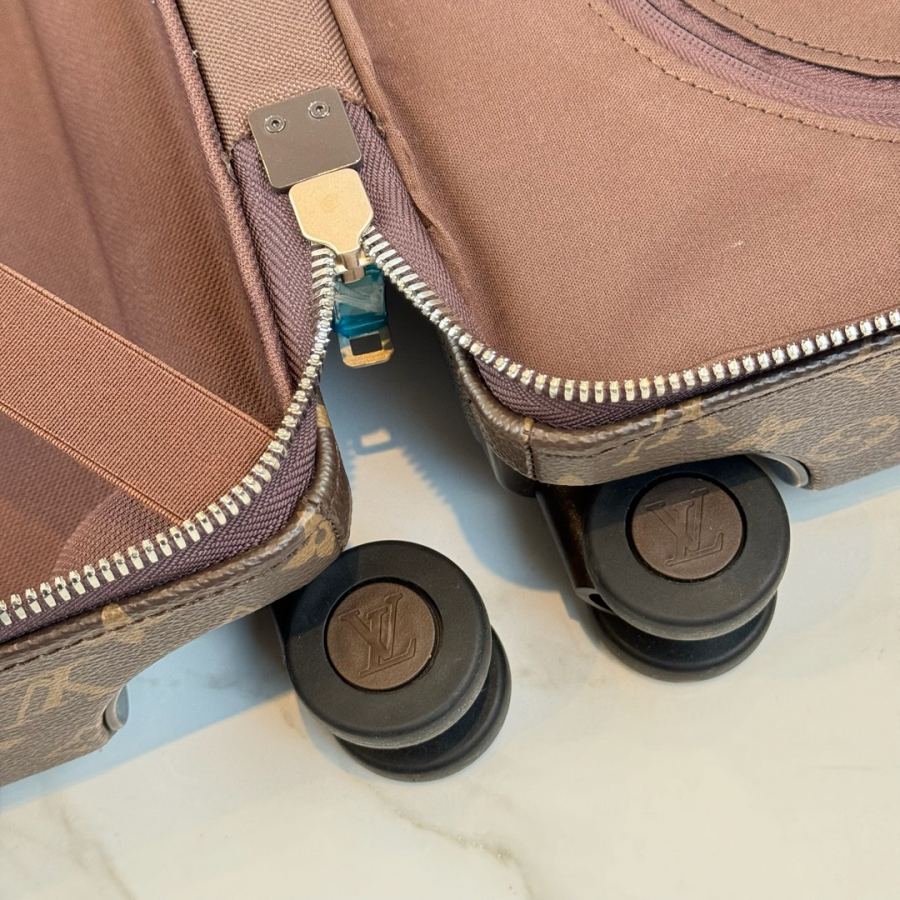 1:1 Replica suitcase Hardware details — AAA Quality Replica — photo 6