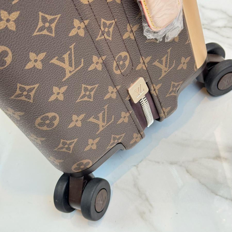 1:1 Replica suitcase Hardware details — AAA Quality Replica — photo 2