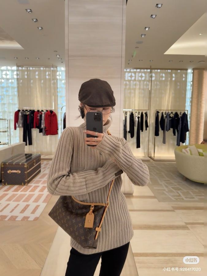 1:1 Replica LV bag carry all — AAA Quality Replica — photo 3