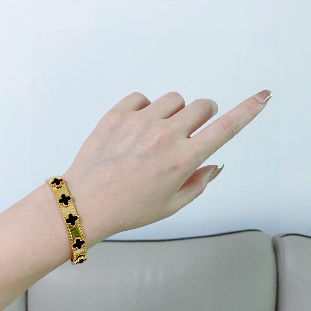 1:1 Replica Van Cleef & Arpels Jewelry VCA Classic Arrival replica — photo 3