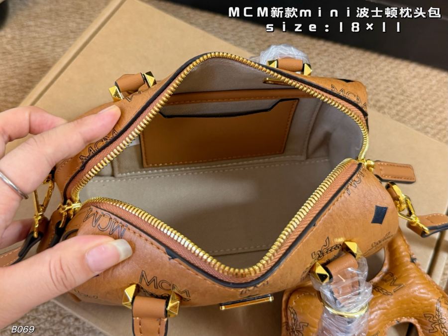 1:1 Replica MCM bag Airplane box Pendant) — 1:1 Replica — photo 9