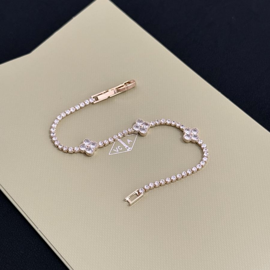 1:1 Replica Van Cleef & Arpels Jewelry 〔 〕 VCA V — Premium Replica — photo 4
