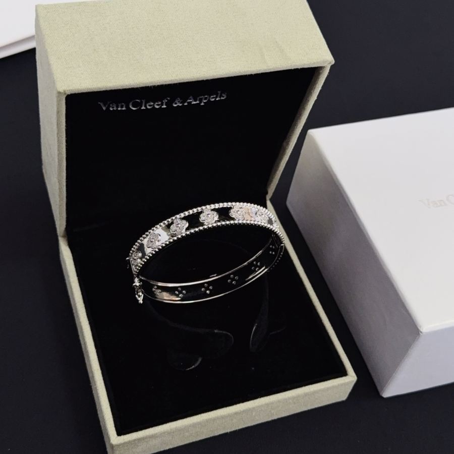 1:1 Replica Van Cleef & Arpels Jewelry 〔 〕 VCA V — AAA Quality Replica — photo 9