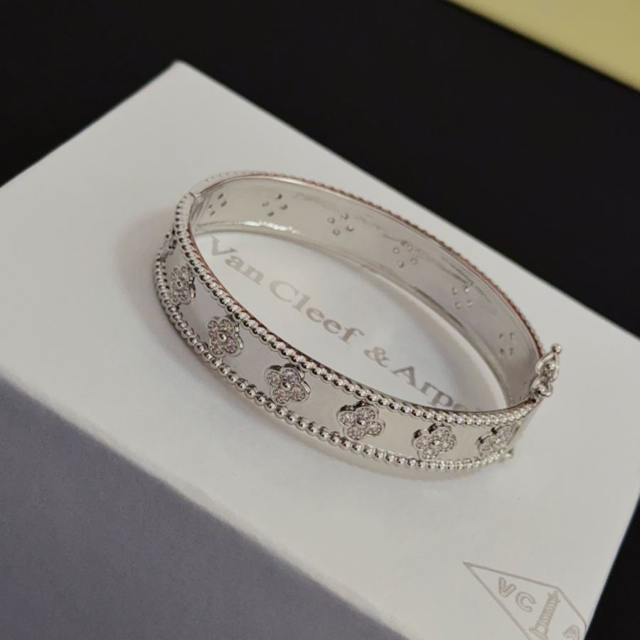 1:1 Replica Van Cleef & Arpels Jewelry 〔 〕 VCA V — AAA Quality Replica — photo 2