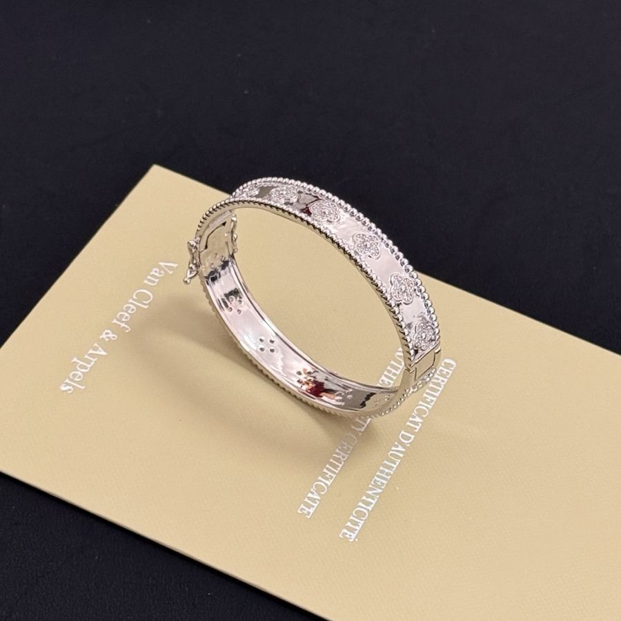 1:1 Replica Van Cleef & Arpels Jewelry 〔 〕 VCA V — AAA Quality Replica — photo 7