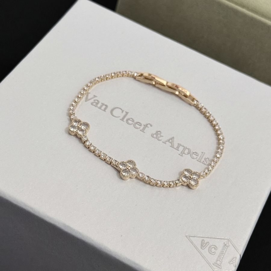 1:1 Replica Van Cleef & Arpels Jewelry 〔 〕 VCA V — AAA Quality Replica — photo 6