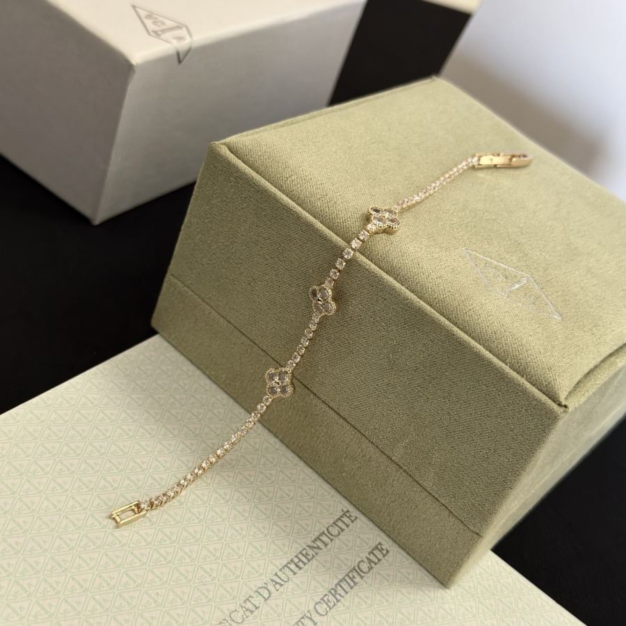 1:1 Replica Van Cleef & Arpels Jewelry 〔 〕 VCA V — AAA Quality Replica — photo 5