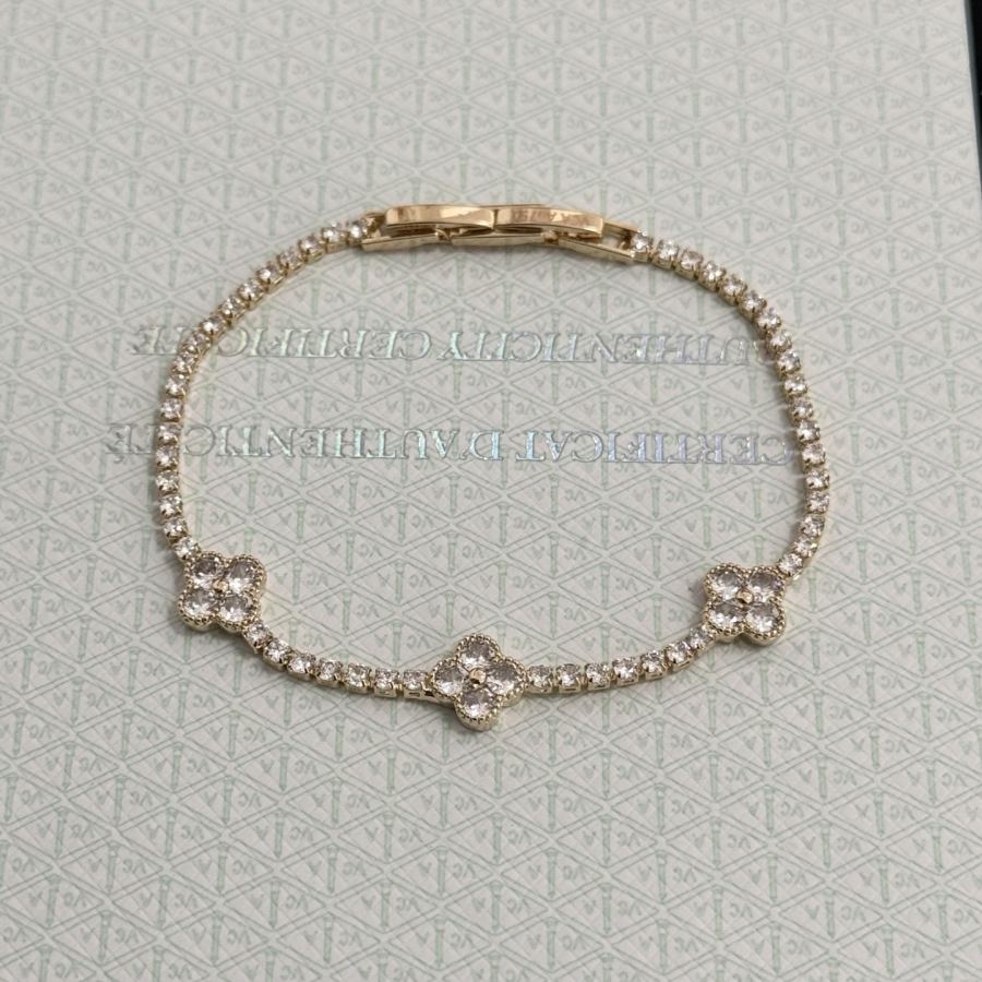 1:1 Replica Van Cleef & Arpels Jewelry 〔 〕 VCA V — AAA Quality Replica — photo 2