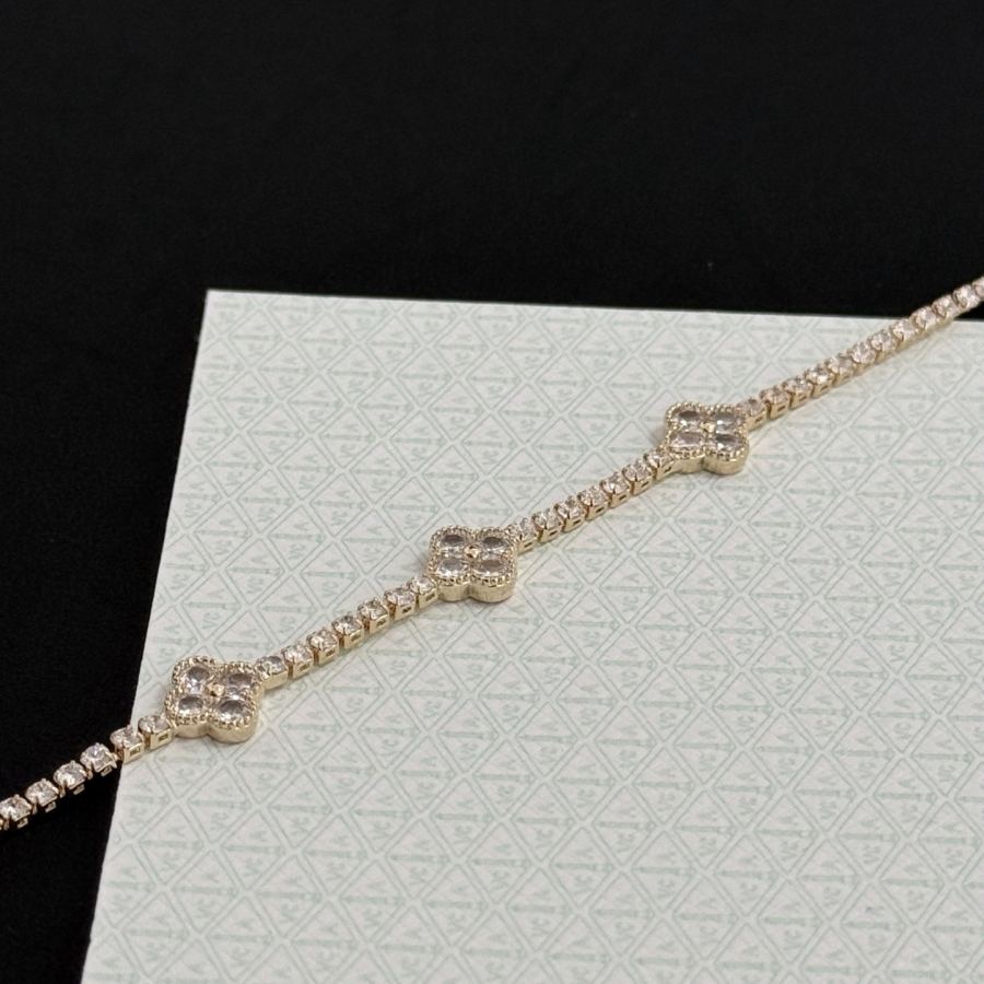 1:1 Replica Van Cleef & Arpels Jewelry 〔 〕 VCA V — AAA Quality Replica — photo 3