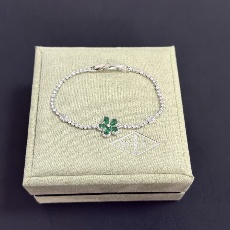 1:1 Replica Van Cleef & Arpels Jewelry 〔 〕 VCA V — Premium Replica — photo 5