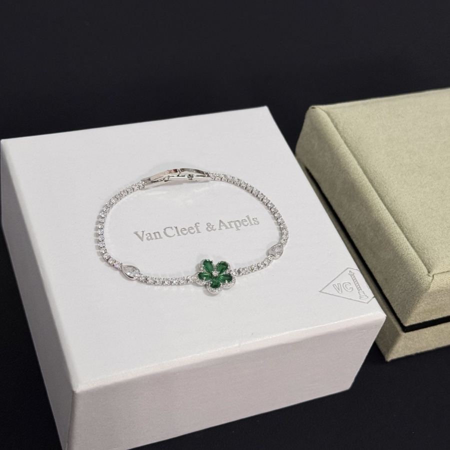 1:1 Replica Van Cleef & Arpels Jewelry 〔 〕 VCA V — Premium Replica — photo 3