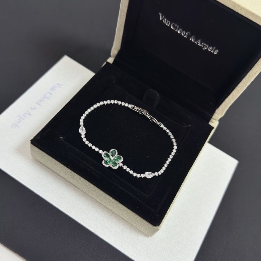 1:1 Replica Van Cleef & Arpels Jewelry 〔 〕 VCA V — Premium Replica — photo 4