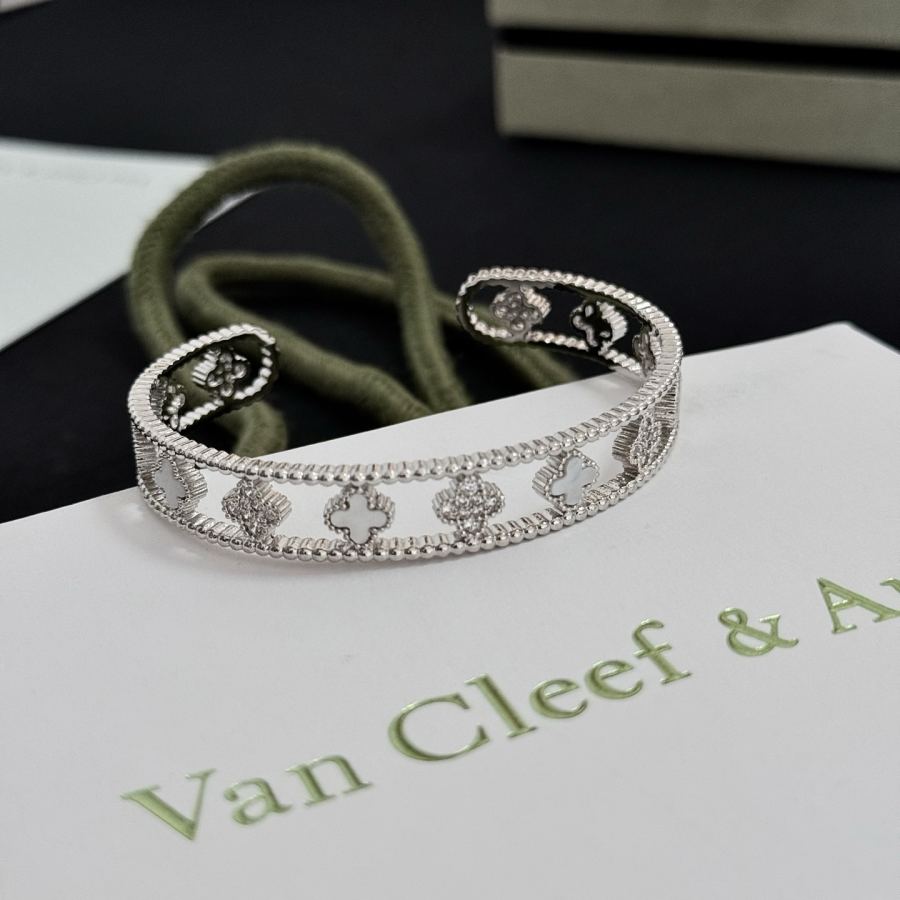1:1 Replica Van Cleef & Arpels Jewelry 〔 〕 VCA V — AAA Quality Replica — photo 6