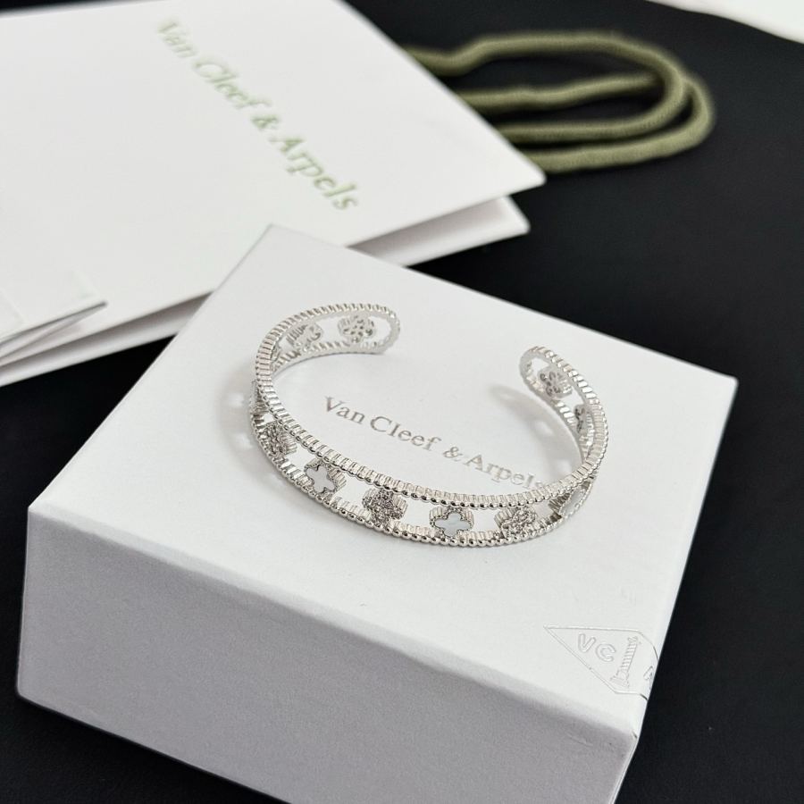 1:1 Replica Van Cleef & Arpels Jewelry 〔 〕 VCA V — AAA Quality Replica — photo 2