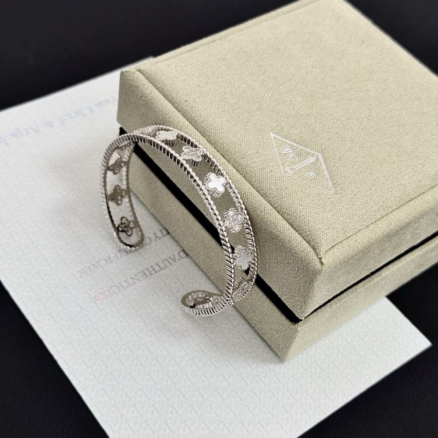 1:1 Replica Van Cleef & Arpels Jewelry 〔 〕 VCA V — AAA Quality Replica — photo 7