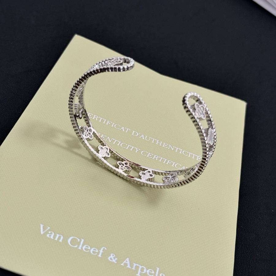 1:1 Replica Van Cleef & Arpels Jewelry 〔 〕 VCA V — AAA Quality Replica — photo 8