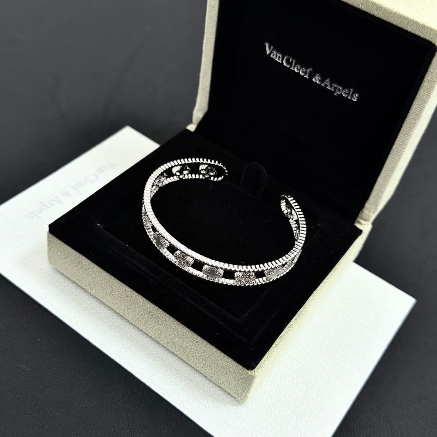 1:1 Replica Van Cleef & Arpels Jewelry 〔 〕 VCA V — AAA Quality Replica — photo 5