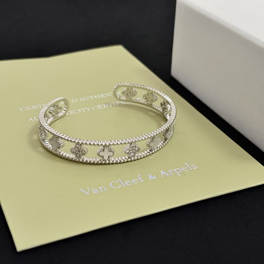 1:1 Replica Van Cleef & Arpels Jewelry 〔 〕 VCA V — AAA Quality Replica — photo 9