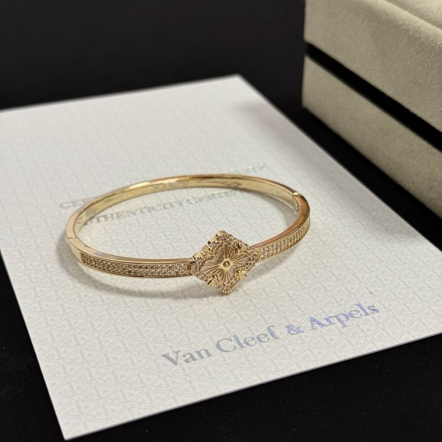 1:1 Replica Van Cleef & Arpels Jewelry 〔 〕 VCA V — AAA Quality Replica — photo 4