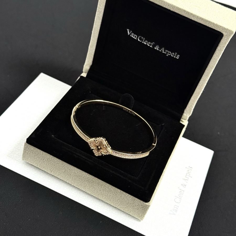1:1 Replica Van Cleef & Arpels Jewelry 〔 〕 VCA V — AAA Quality Replica — photo 2