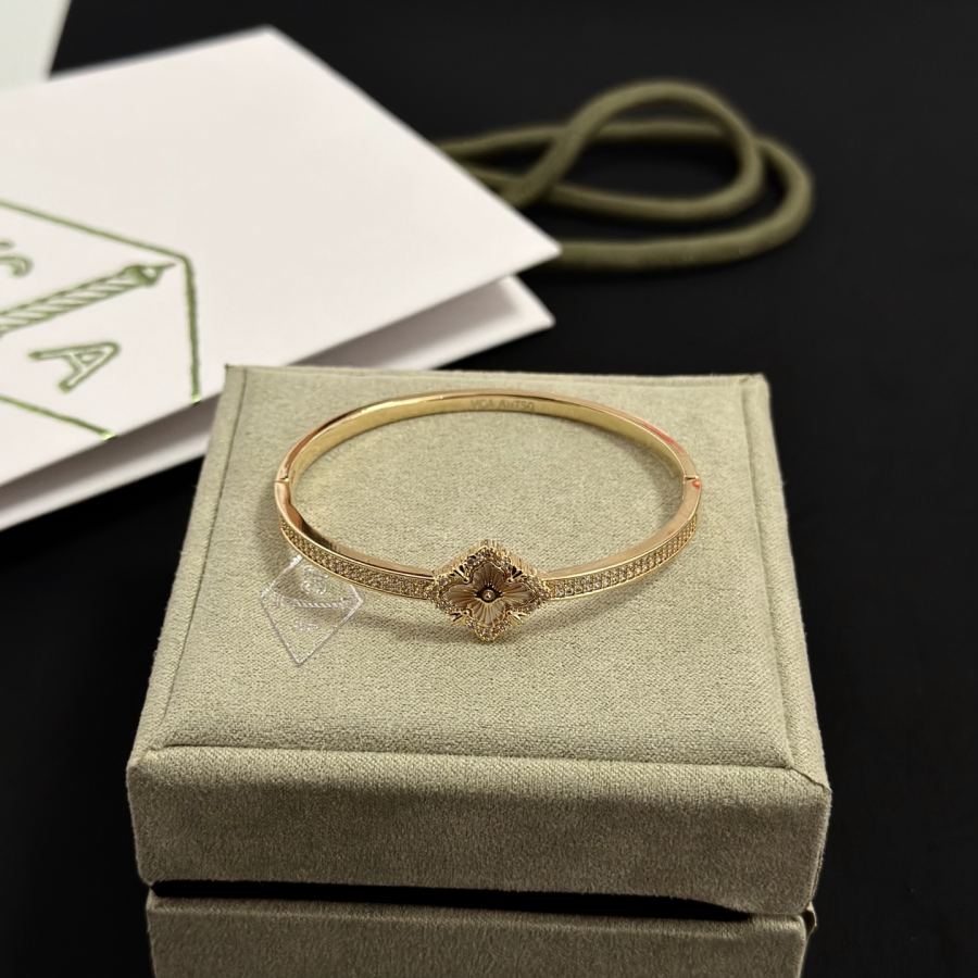 1:1 Replica Van Cleef & Arpels Jewelry 〔 〕 VCA V — AAA Quality Replica — photo 8