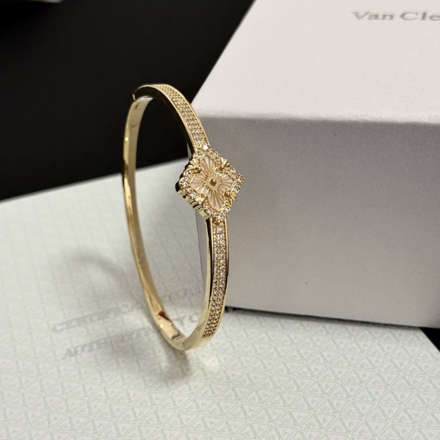 1:1 Replica Van Cleef & Arpels Jewelry 〔 〕 VCA V — AAA Quality Replica — photo 5