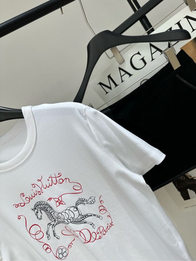 1:1 Replica LV Women lv T — AAA Quality Replica — photo 4