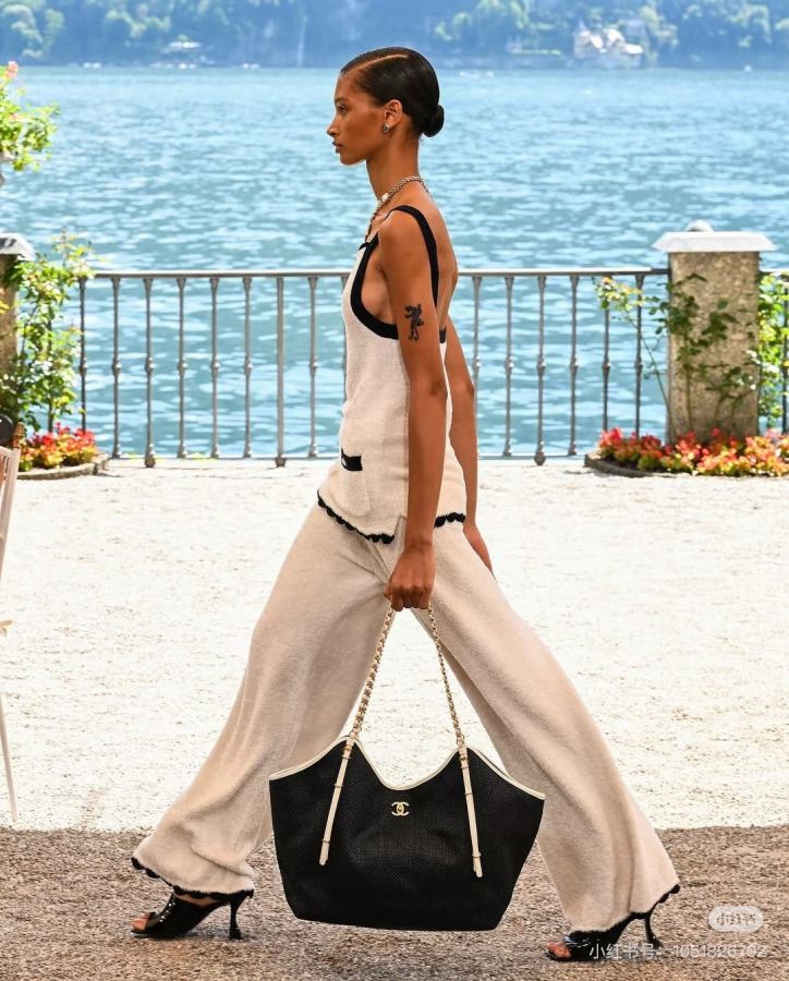 1:1 Replica Chanel bag AS5643 upper body effect# — Premium Replica — photo 4