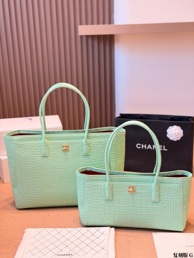 1:1 Replica Chanel Women replica