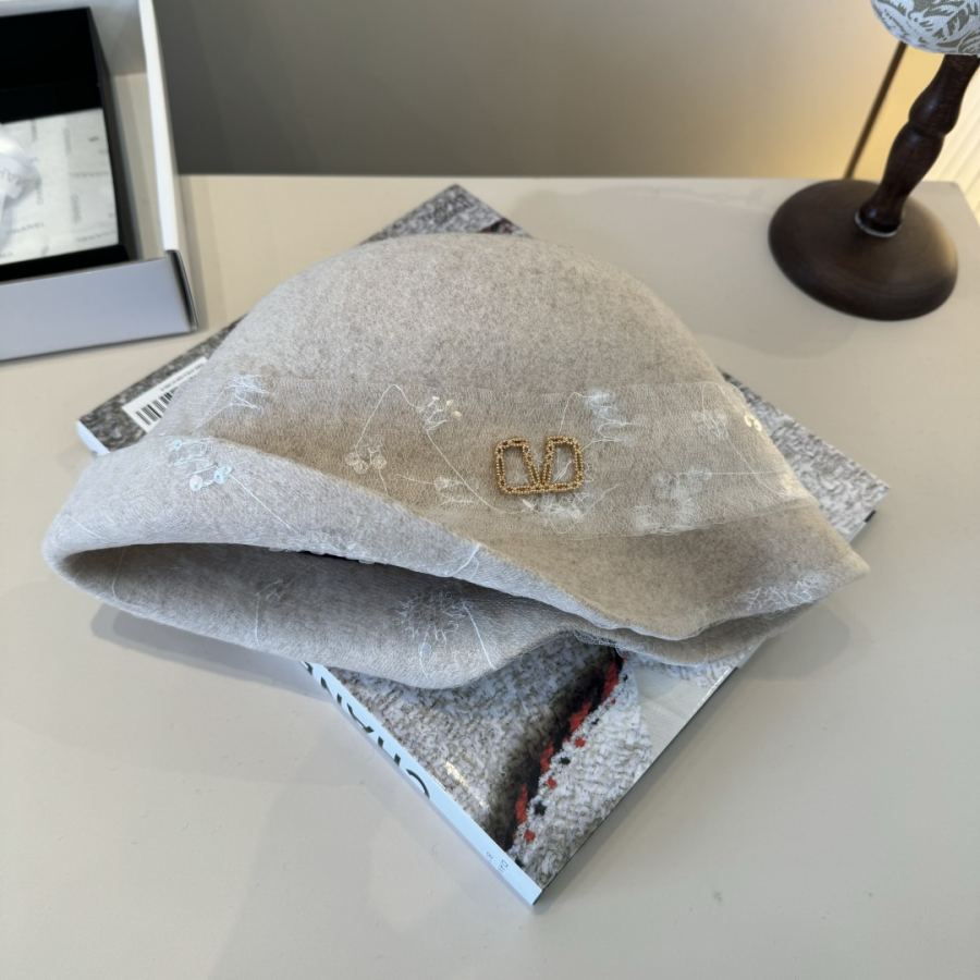 1:1 Replica Valentino hat ¥ — AAA Quality Replica — photo 4