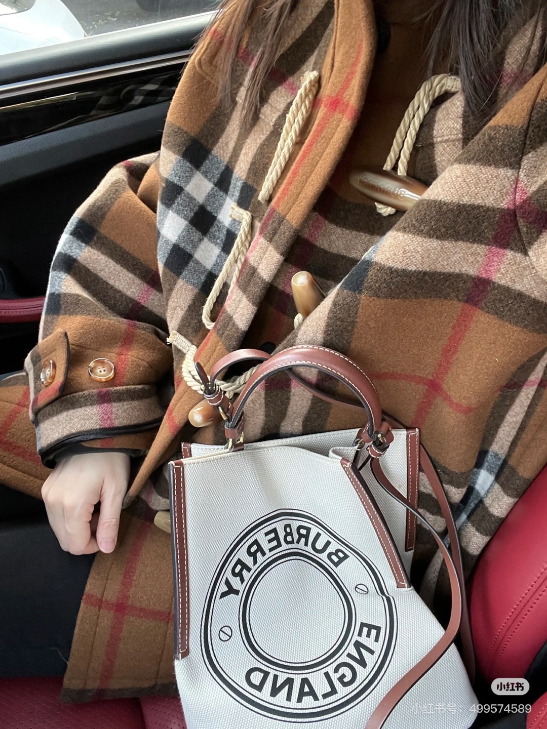 1:1 Replica Burberry bag Upper body picture — Premium Replica