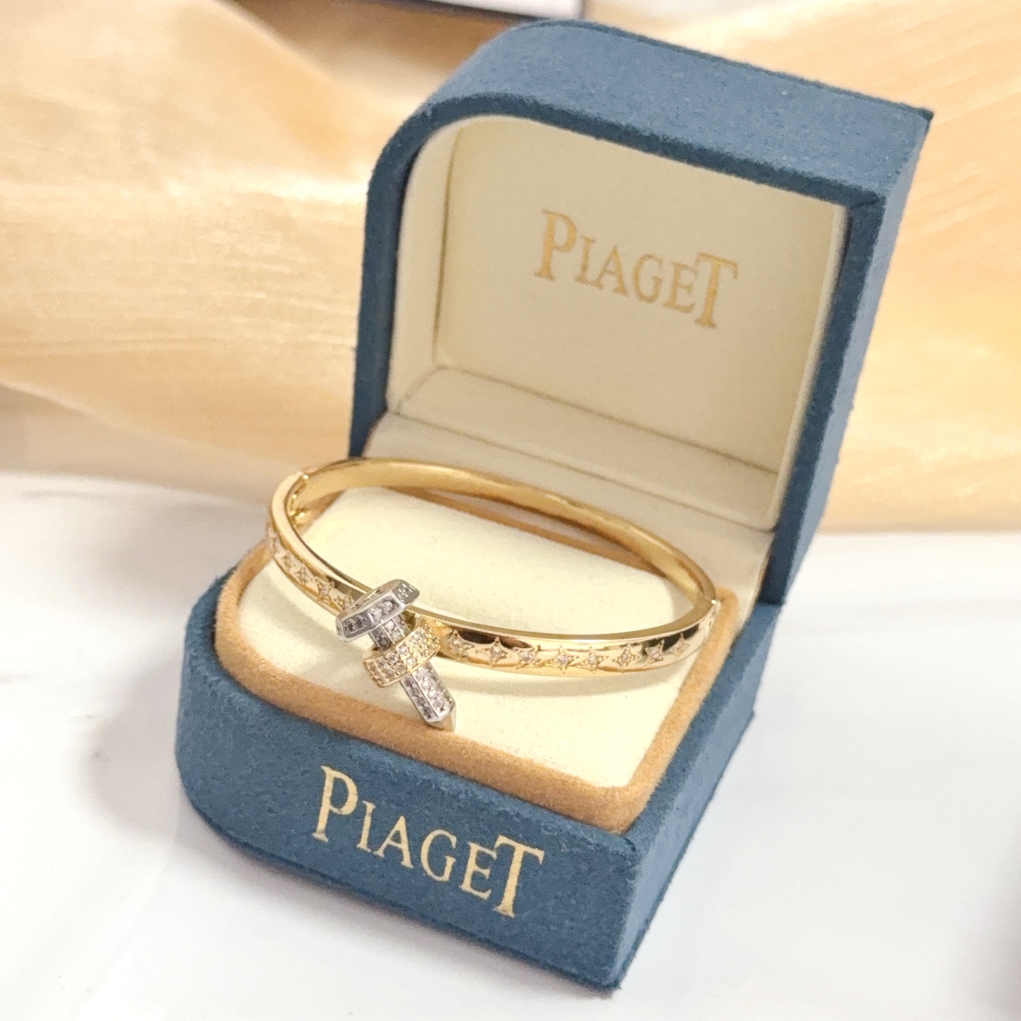 1:1 Replica Piaget Watches Piaget V — 1:1 Replica