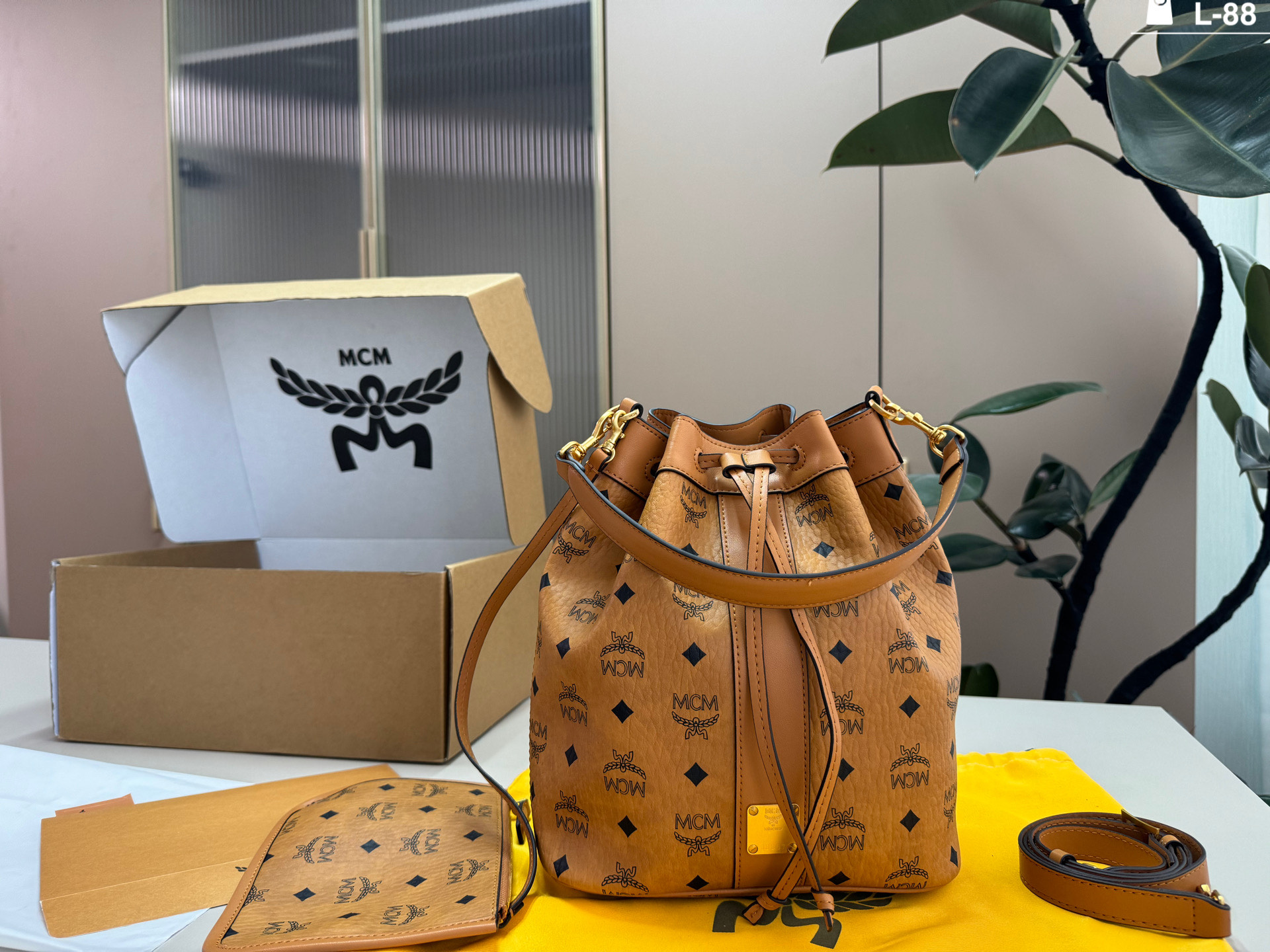 1:1 Replica MCM bag