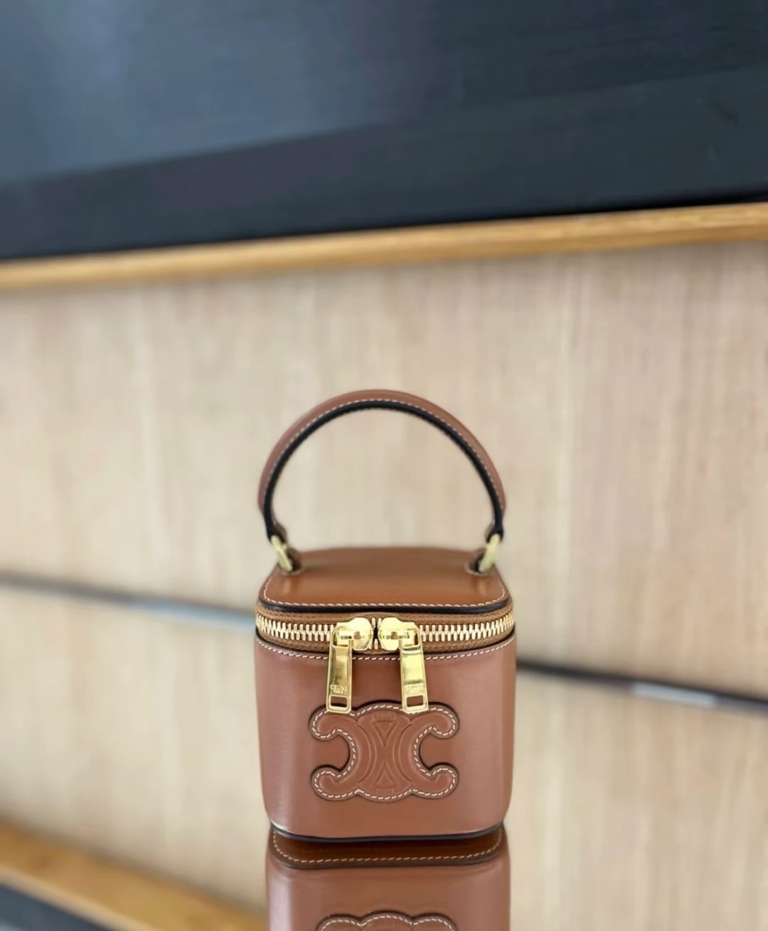 1:1 Replica Celine bag A strong visual three-dimensional effect is built in a reasonable square circle. The — 1:1 Replica