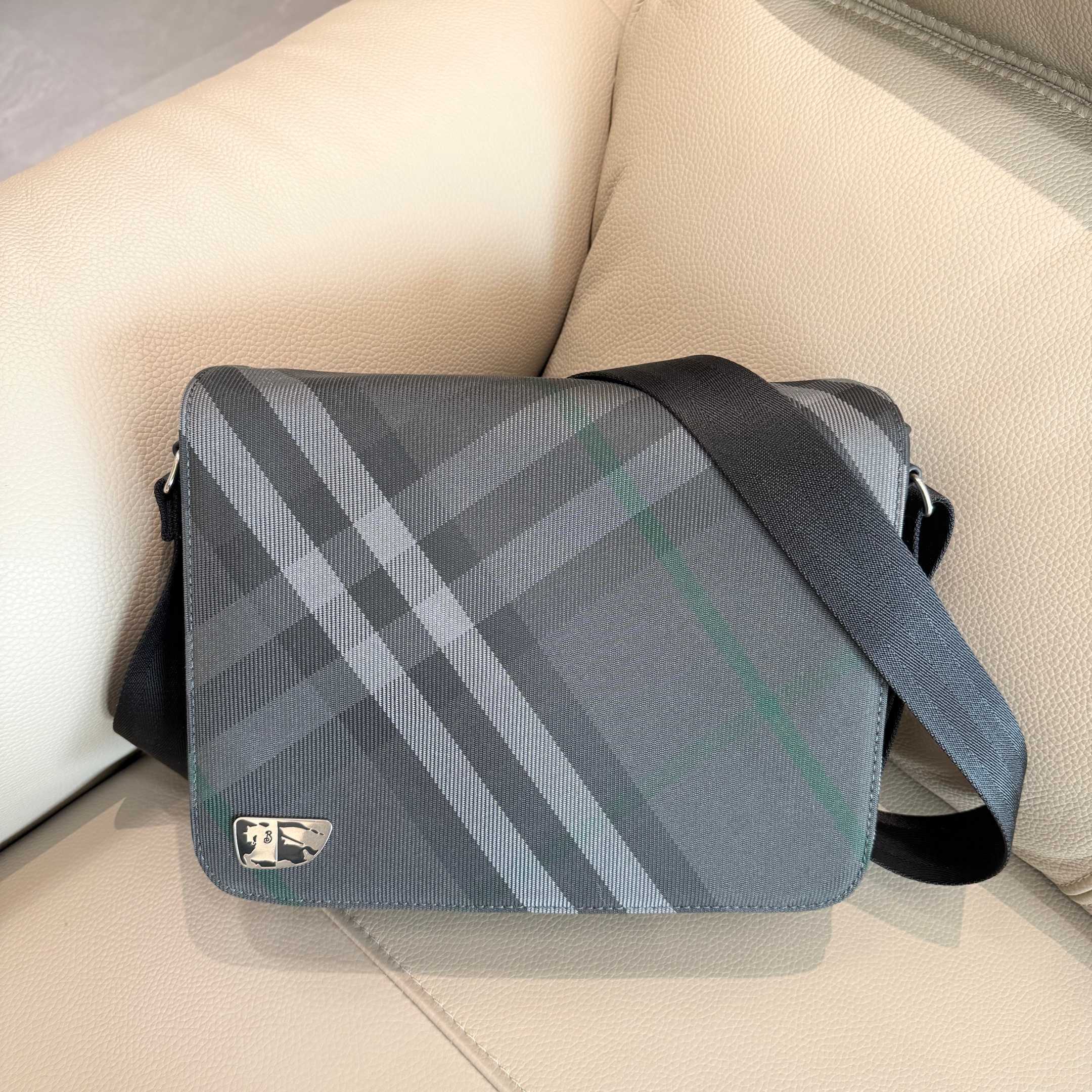 1:1 Replica Burberry bag Grid Burberry — Premium Replica