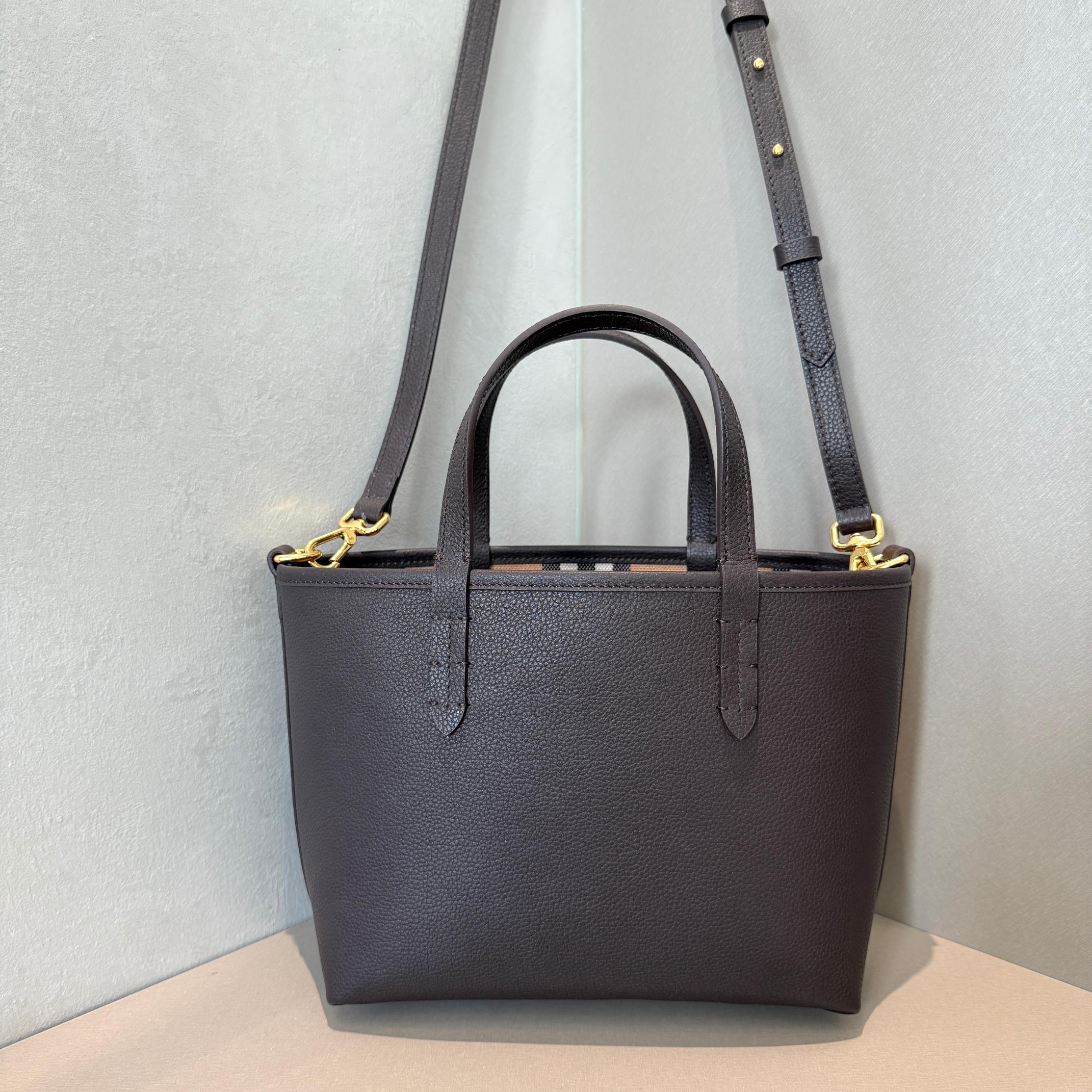 1:1 Replica Burberry bag Reversible small tote — AAA Quality Replica — photo 6